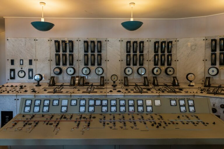 Ampia sala di controllo di un impianto industriale con quadri e strumentazione