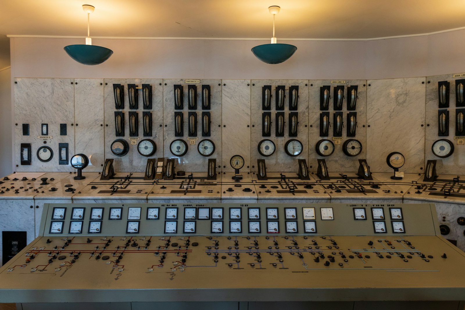 Ampia sala di controllo di un impianto industriale con quadri e strumentazione